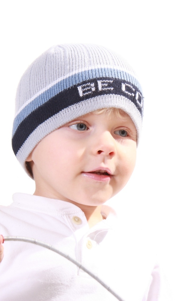 Милый мальчик в шапке на белом фоне