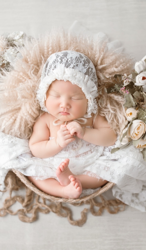 Милый спящий ребенок в белой шапке 