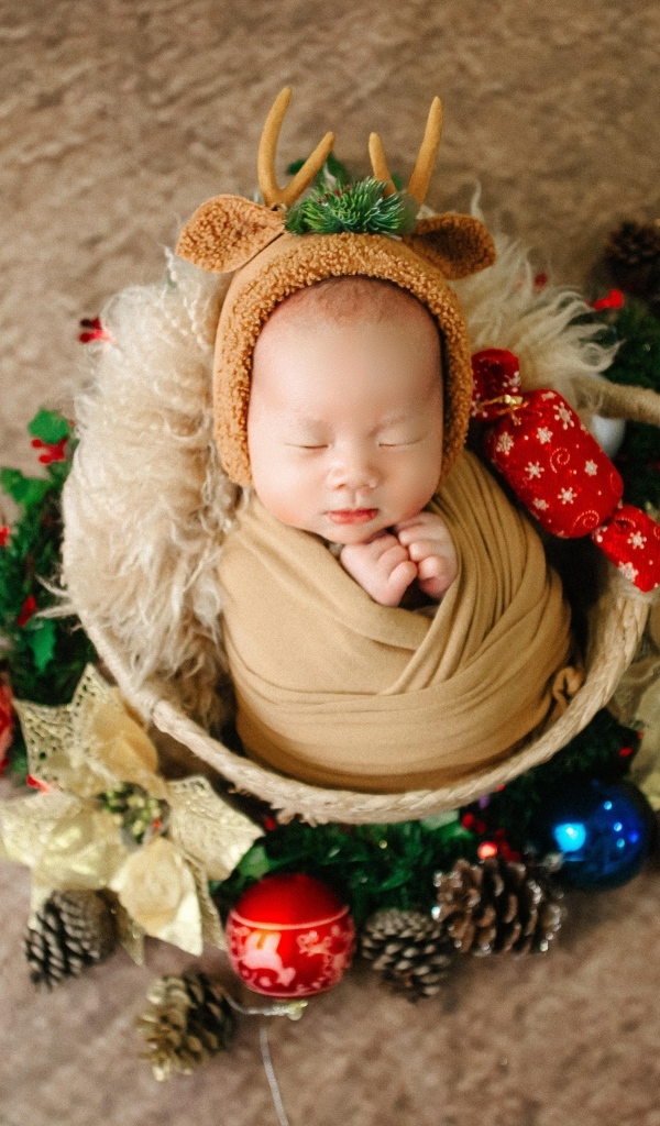 Милый спящий новорожденный малыш с игрушками