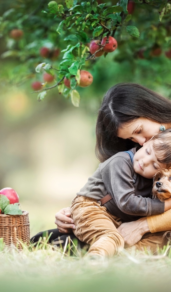 Семья обнимается в саду