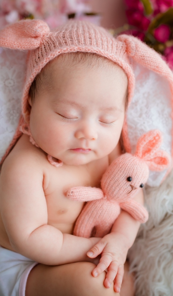 Забавный спящий ребенок обнимает игрушку