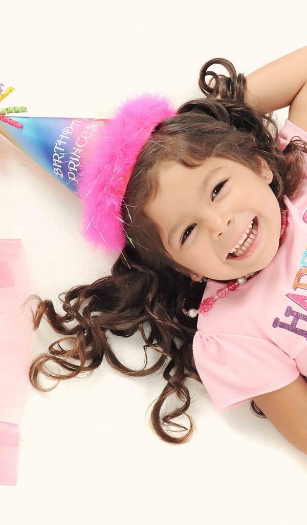 Девочка в костюме на день рождения на белом фоне