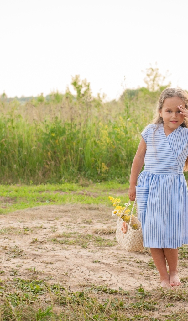 Девочка в платье с сумкой в руках