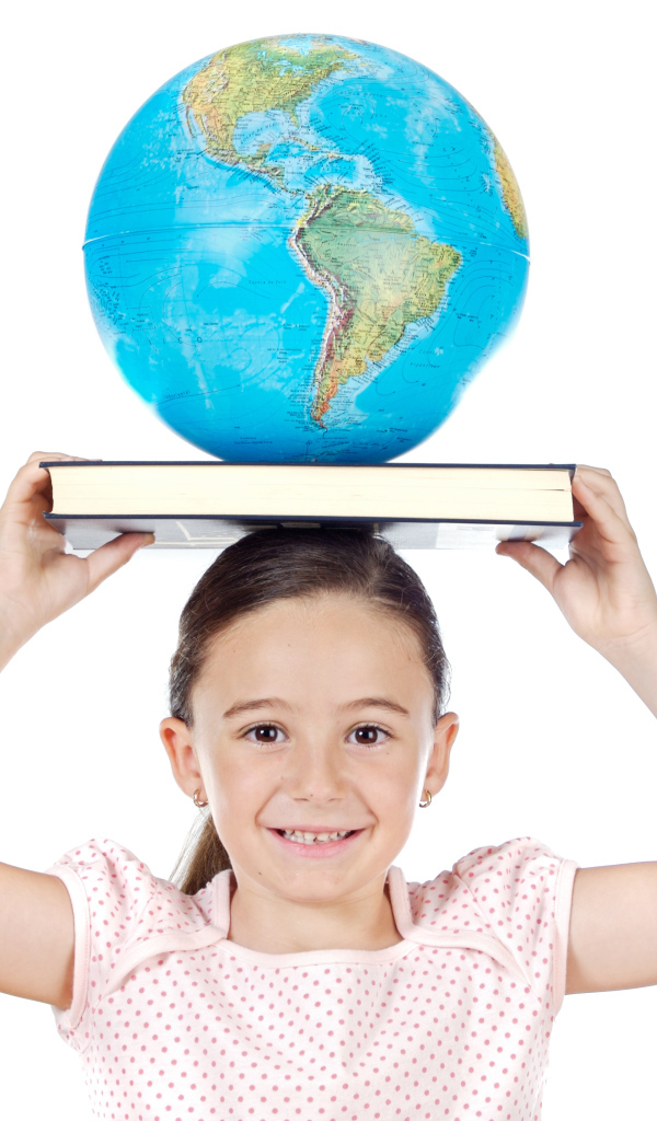 Девочка с книгой и глобусом на голове 