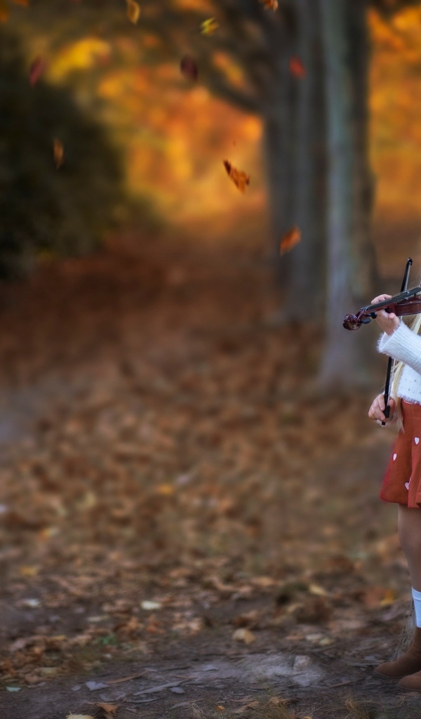 Девочка со скрипкой в парке