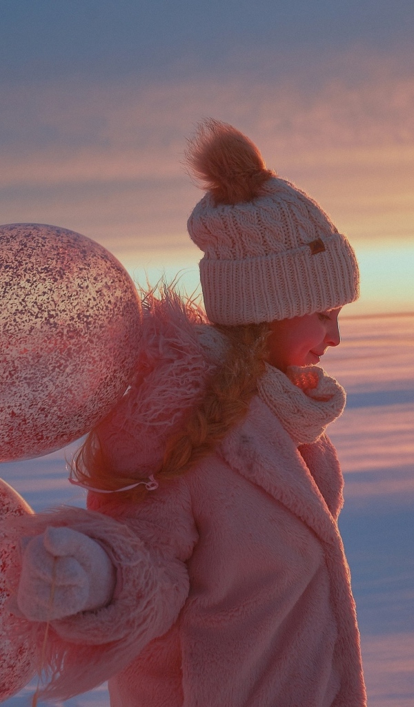 Девочка с шариками зимой