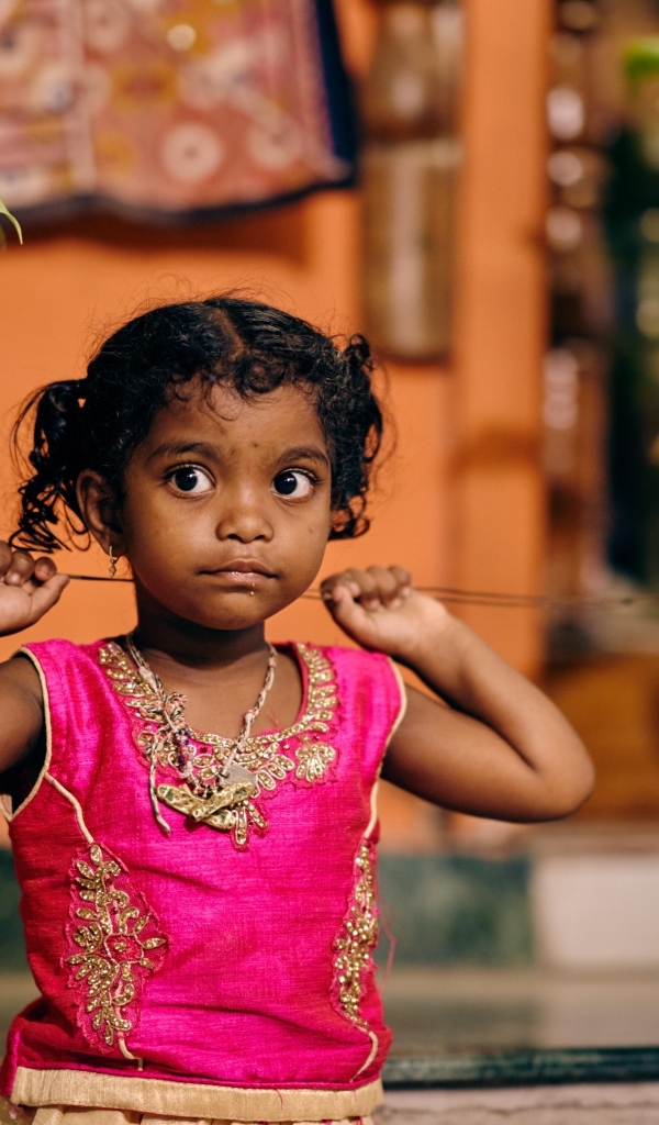 Девочка индианка в розовом платье