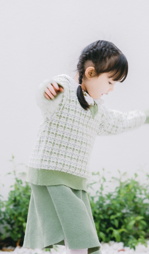 Маленькая девочка азиатка в теплом костюме