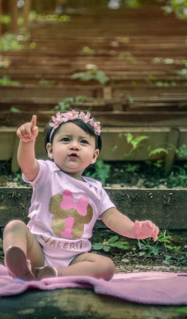 Маленькая девочка именинница с тортом