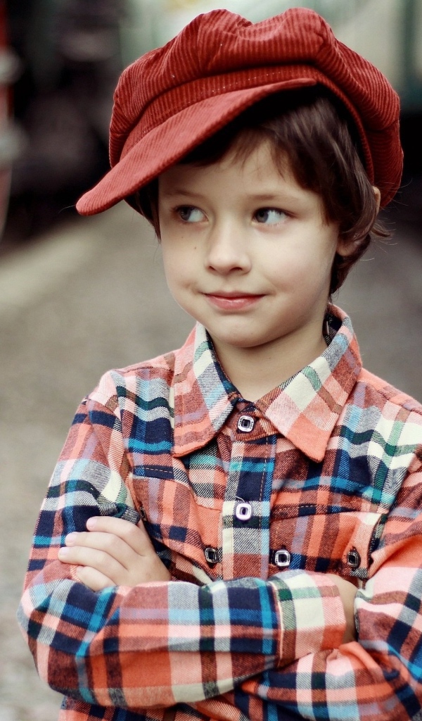 Маленький мальчик в красной кепке