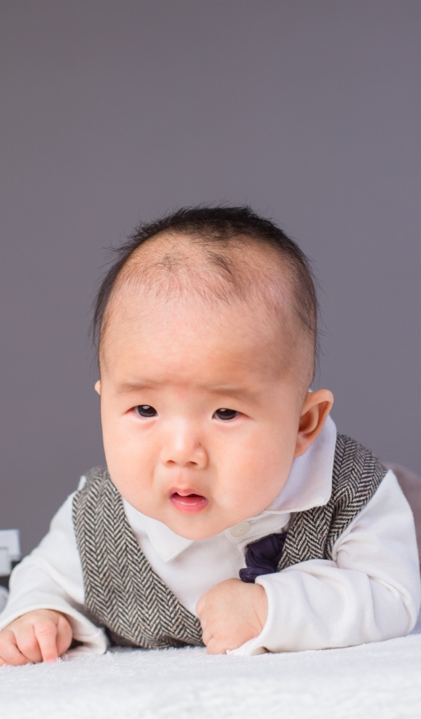 Маленький мальчик в костюме с фотоаппаратом