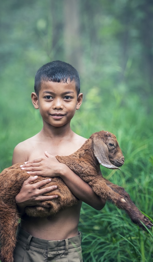 Маленький мальчик с ягненком на руках