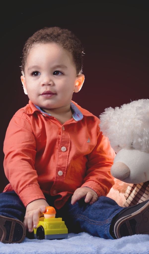 Маленький мальчик с большим игрушечным медведем