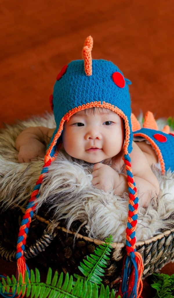 Маленький ребенок в смешной вязаной шапке