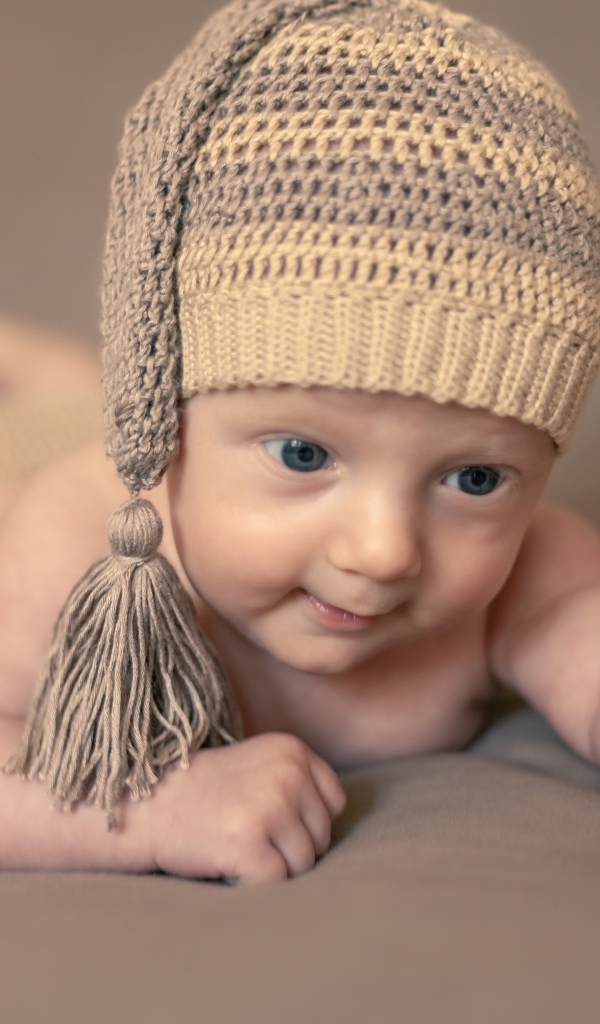 Маленький ребенок в вязаной шапке 