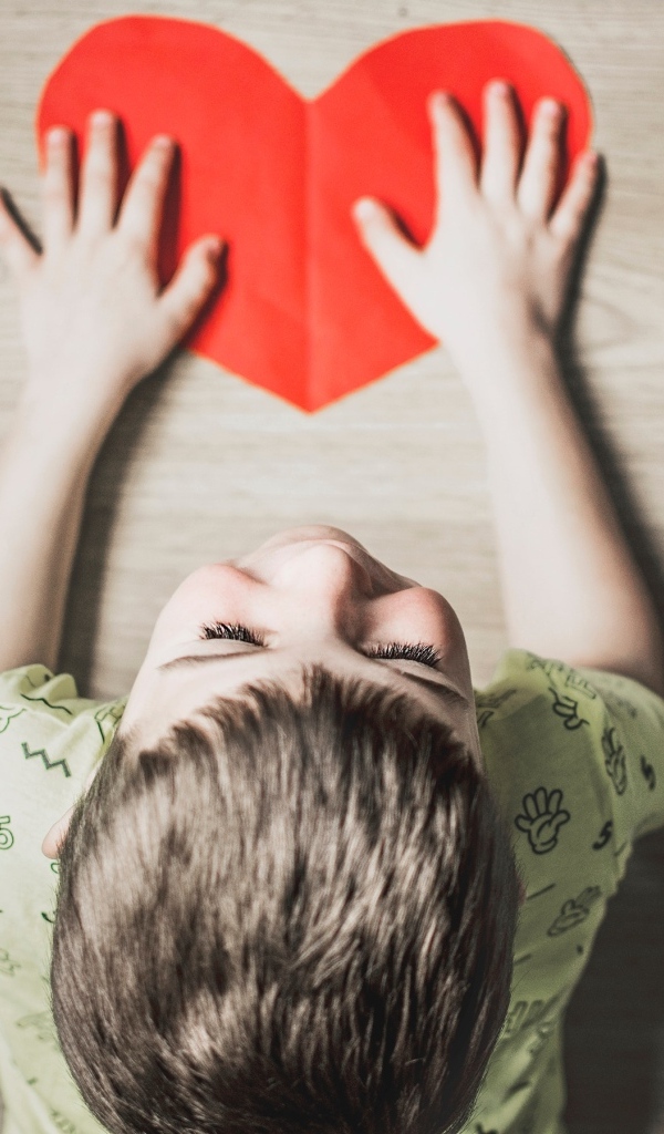 Маленький ребенок с красным сердцем