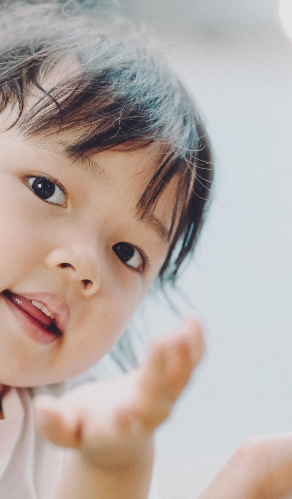 Маленькая милая кареглазая девочка