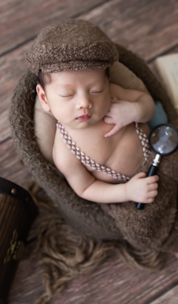 Маленький сыщик с сундуком и книгой