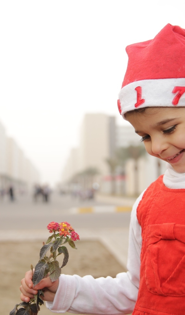 Маленькая девочка в новогоднем костюме