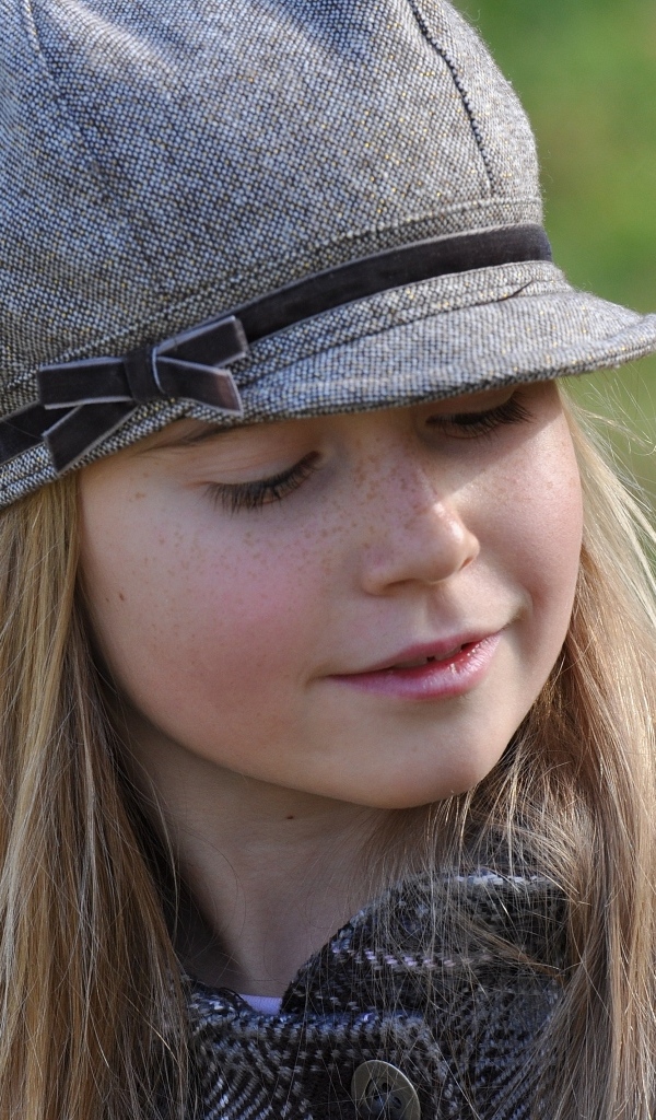 Маленькая девочка в серой кепке