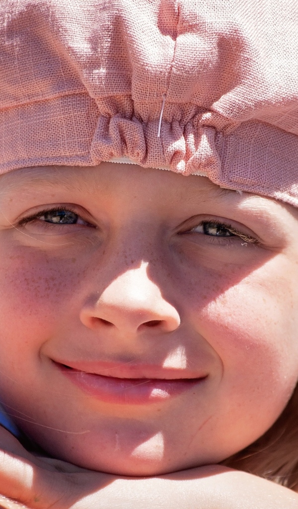 Маленькая девочка в розовой шапке