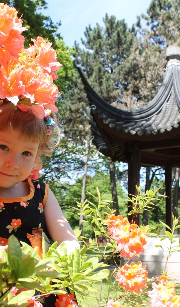 Маленькая девочка в цветах