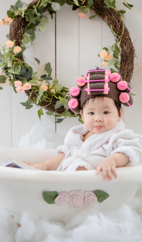 Маленькая девочка сидит в ванной