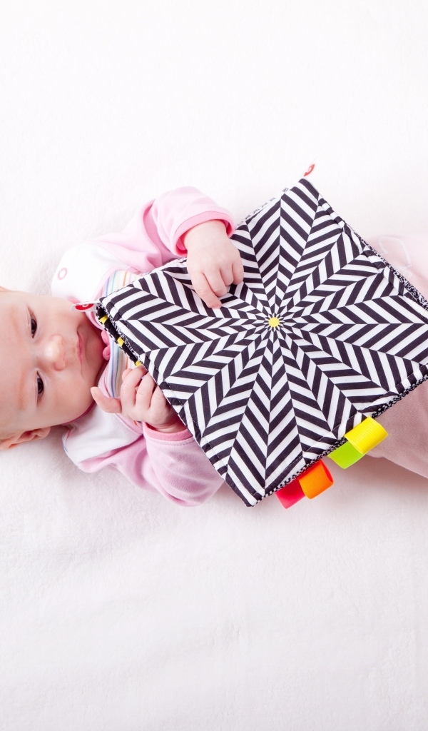 Маленькая девочка с книгой на белом фоне