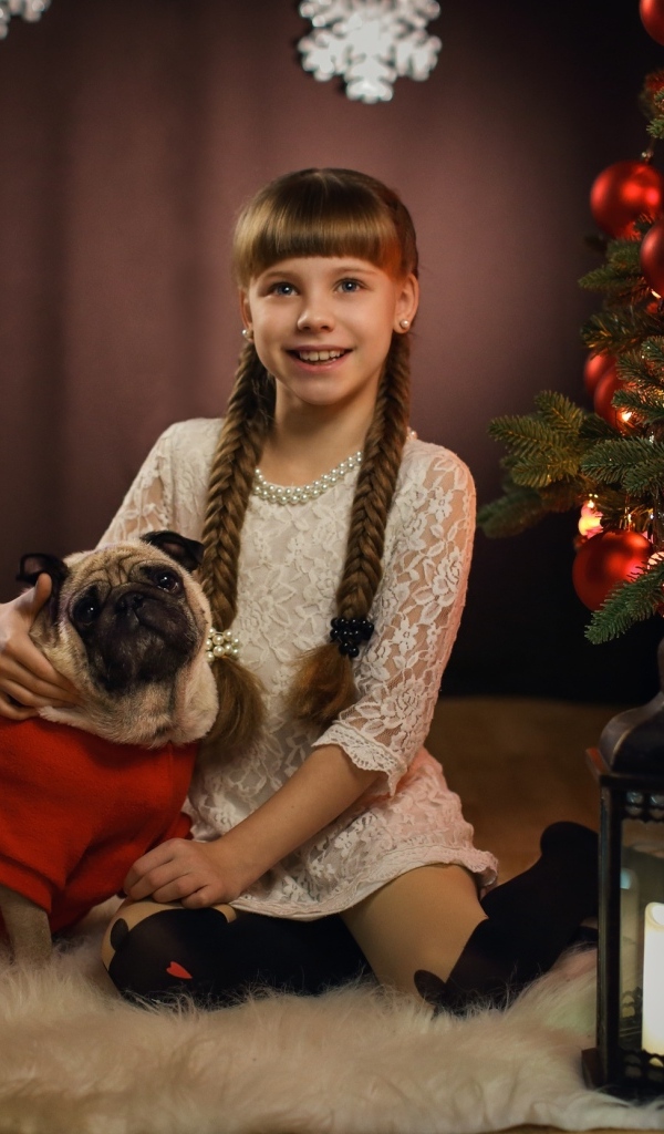 Маленькая девочка с собакой на новый год