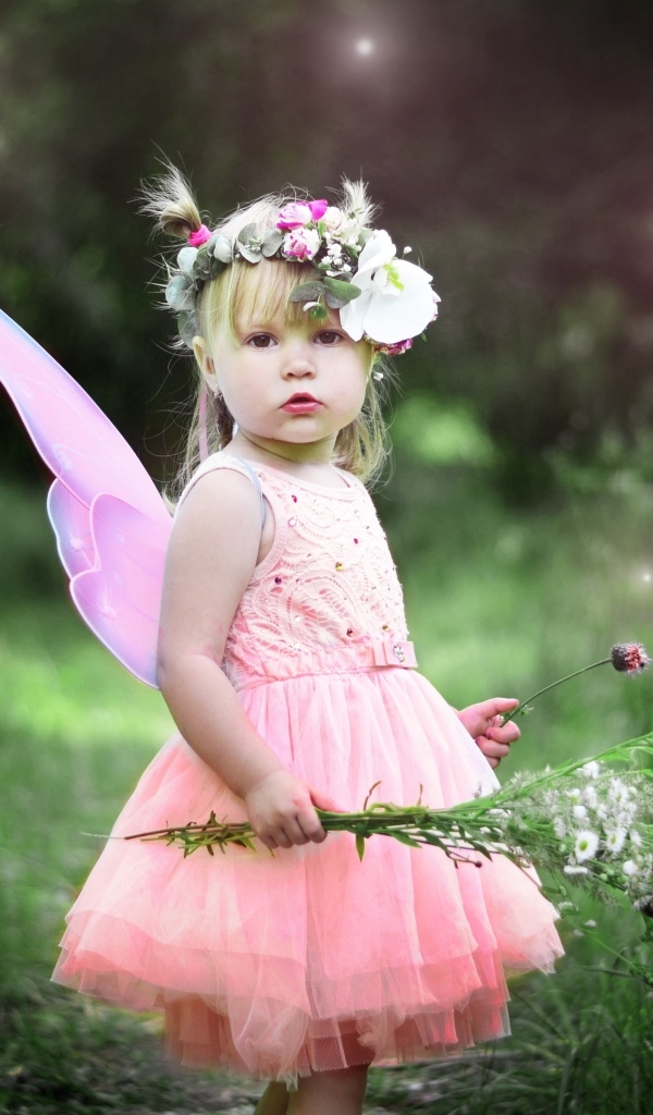 Маленькая девочка с цветами в розовом платье феи