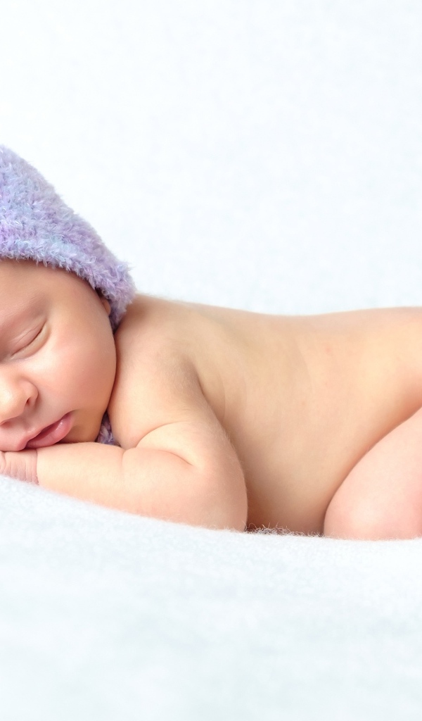 Маленький новорожденный ребенок в шапке