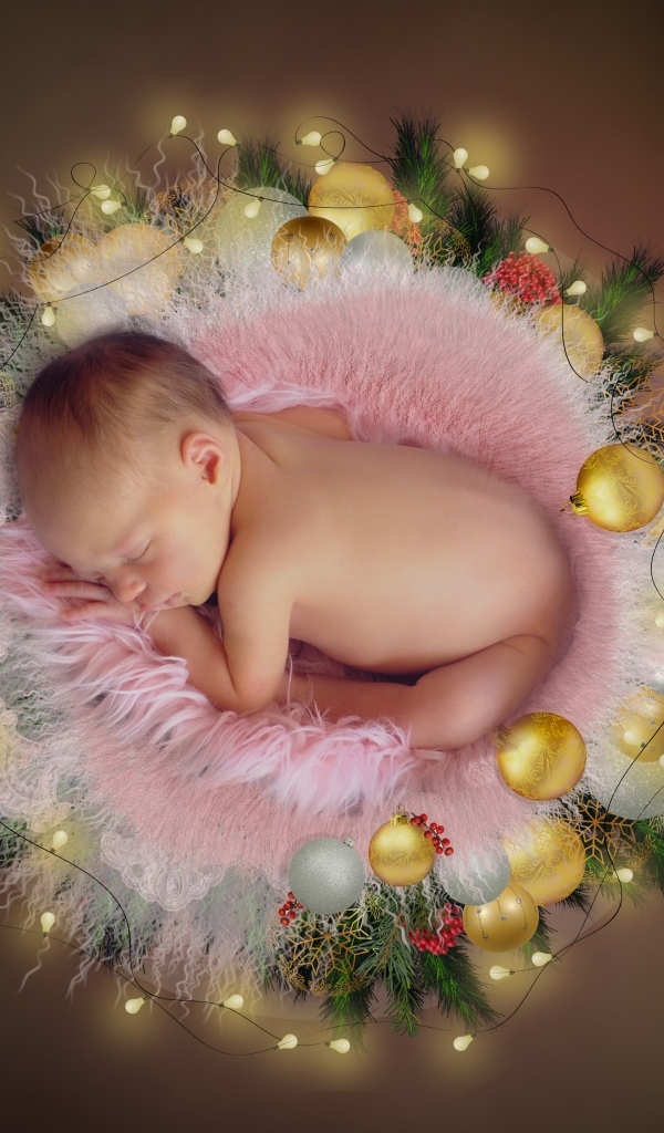 Маленький новорожденный малыш с гирляндой