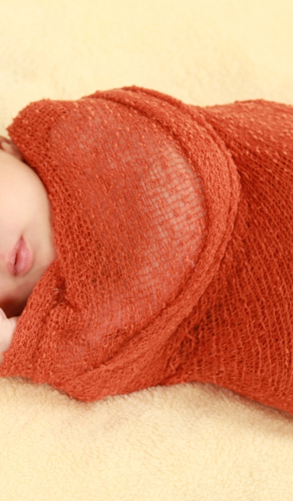 Новорожденная девочка в красном покрывале