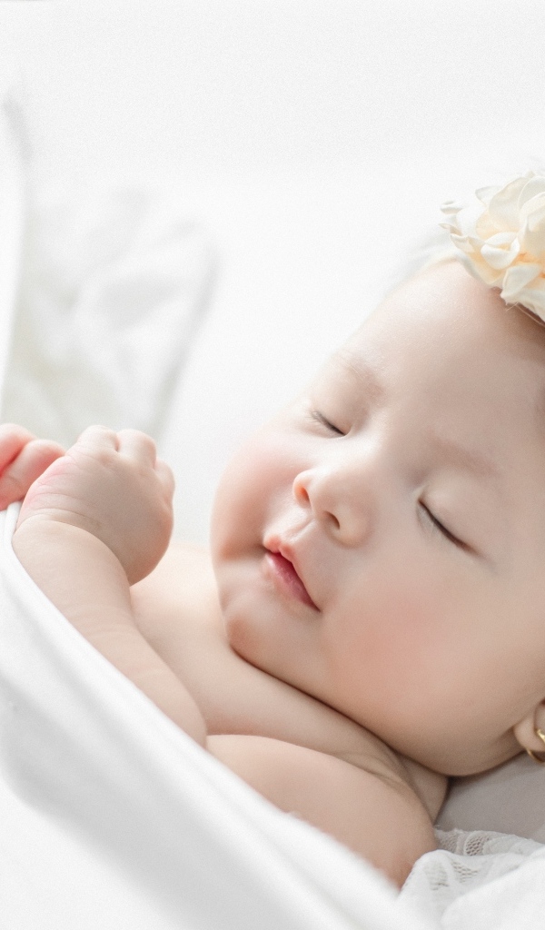 Новорожденная девочка с повязкой на голове