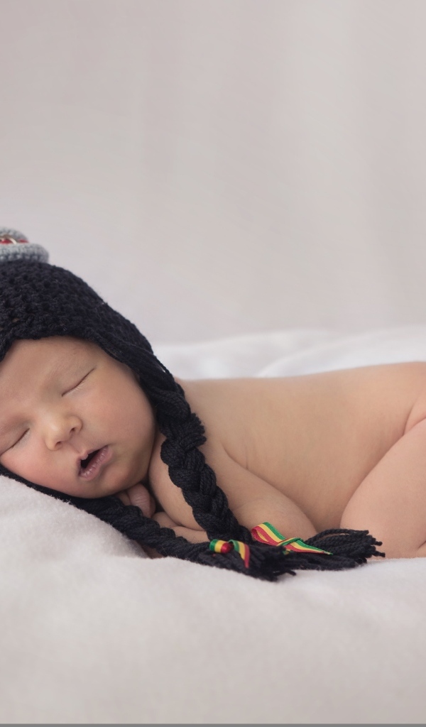 Новорожденная кроха в черной шапке