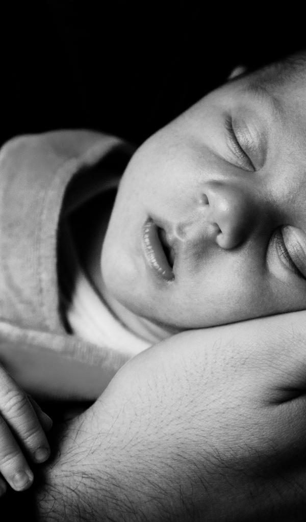 Новорожденный малыш спит на ладони