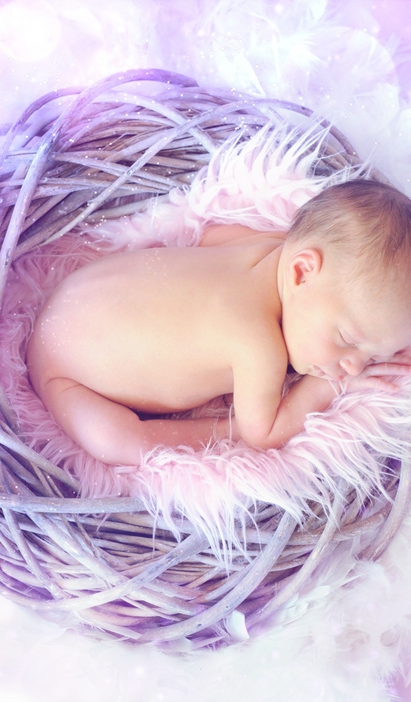 Новорожденный ребенок спит в сиреневом гнезде