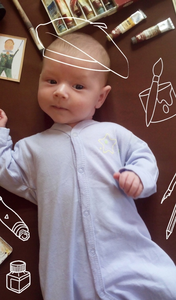 Новорожденный ребенок с канцелярскими предметами