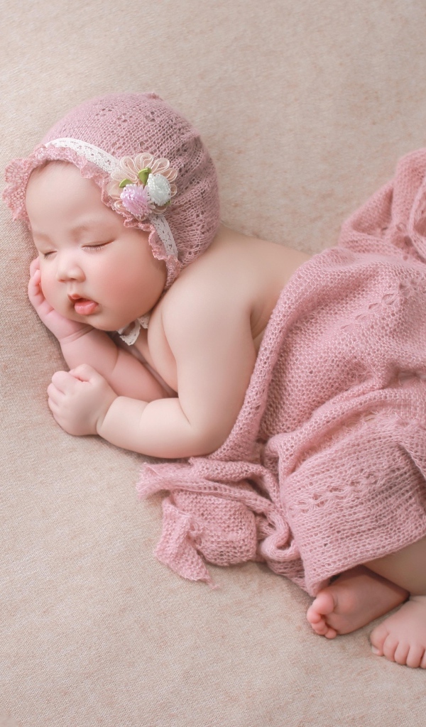 Фото маленькой спящей девочки в шапке