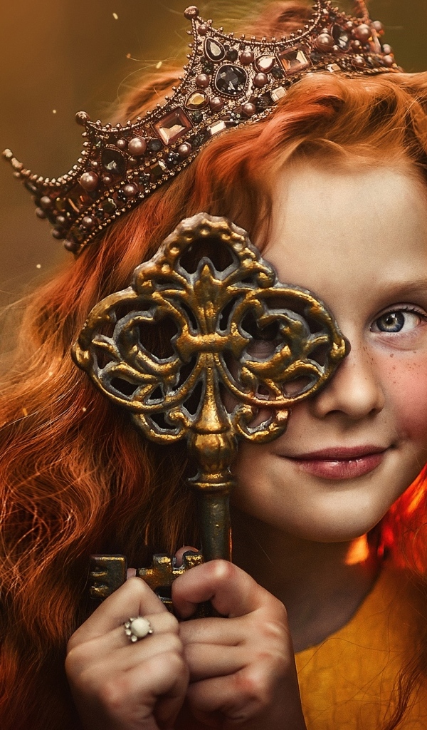 Рыжеволосая девочка с большим ключом