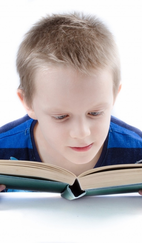 Школьник читает книгу на белом фоне