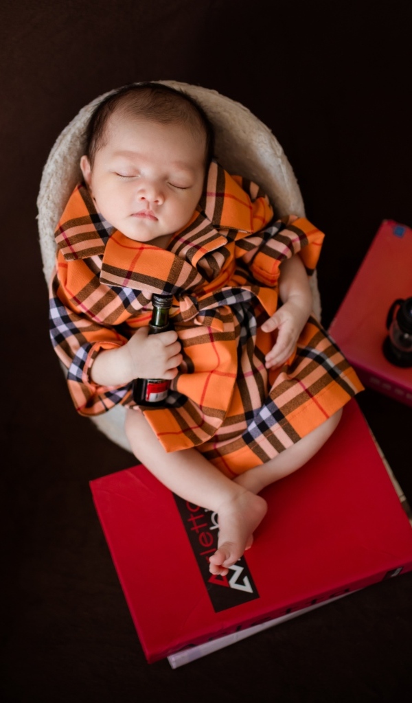 Серьезный спящий новорожденный малыш 