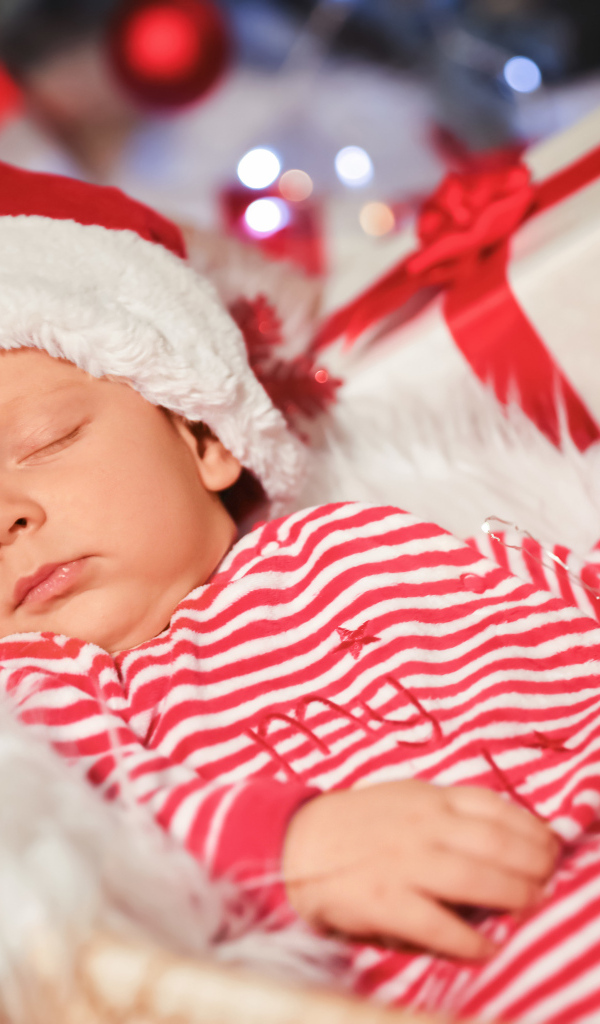 Спящий младенец в новогоднем костюме