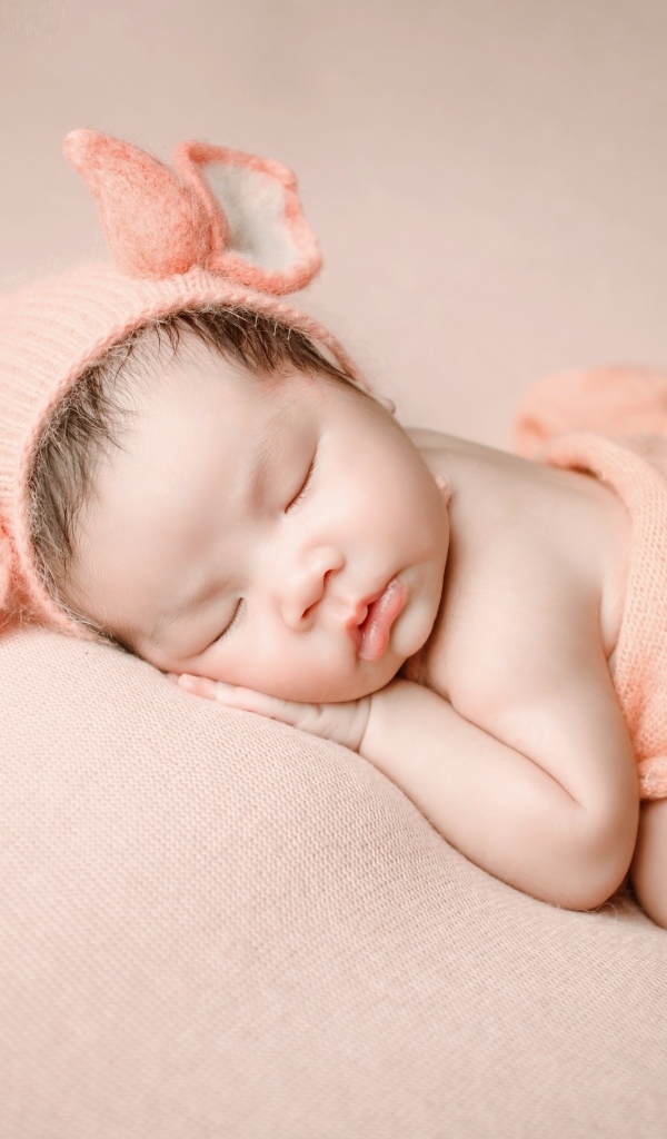 Спящий ребенок в милом костюме