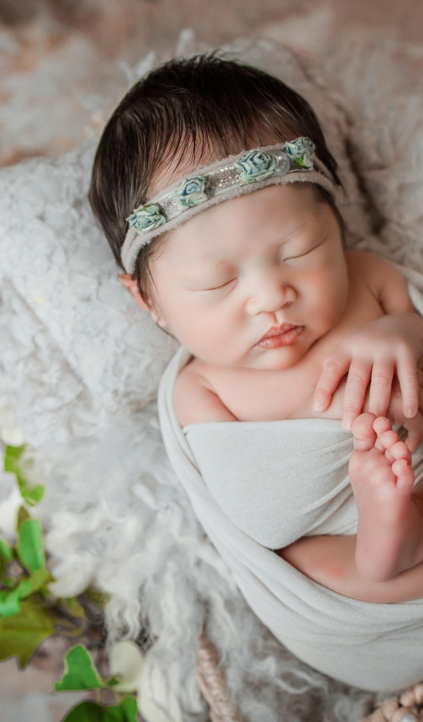 Спящий младенец в простыни 