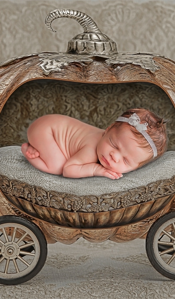 Спящий ребенок в игрушечной карете