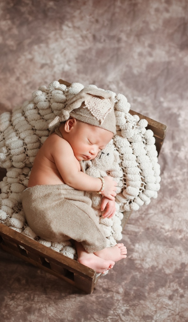 Спящий новорожденный ребенок в кроватке 