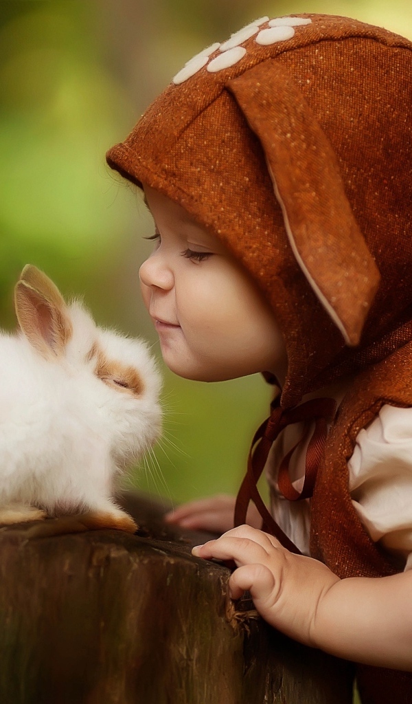 Маленький ребенок с декоративным кроликом