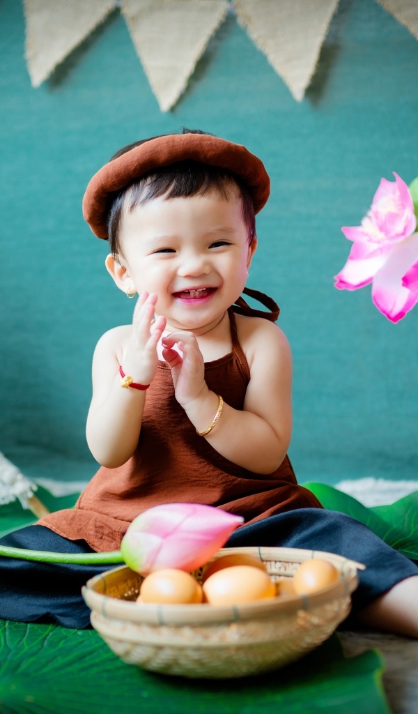 Улыбающийся мальчик с цветами 