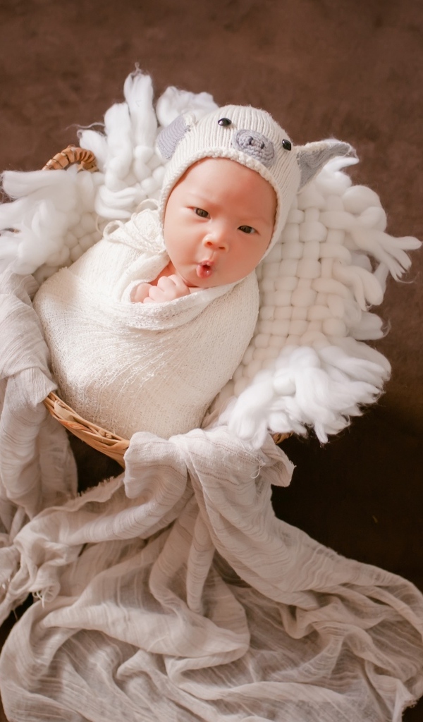 Удивленный новорожденный малыш 